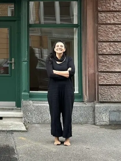 Kyra vor der grünen Eingangstür des Ateliers an der Bolleystrasse.